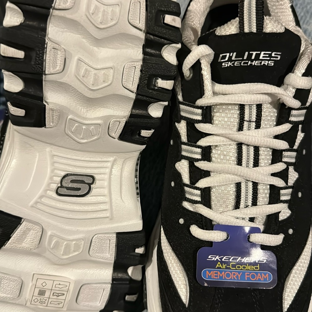 Brand new sketches sneakers no-box